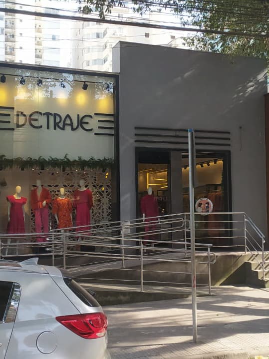 Fachada da loja Detraje - Praia do Canto, Rua Chapot Presvot